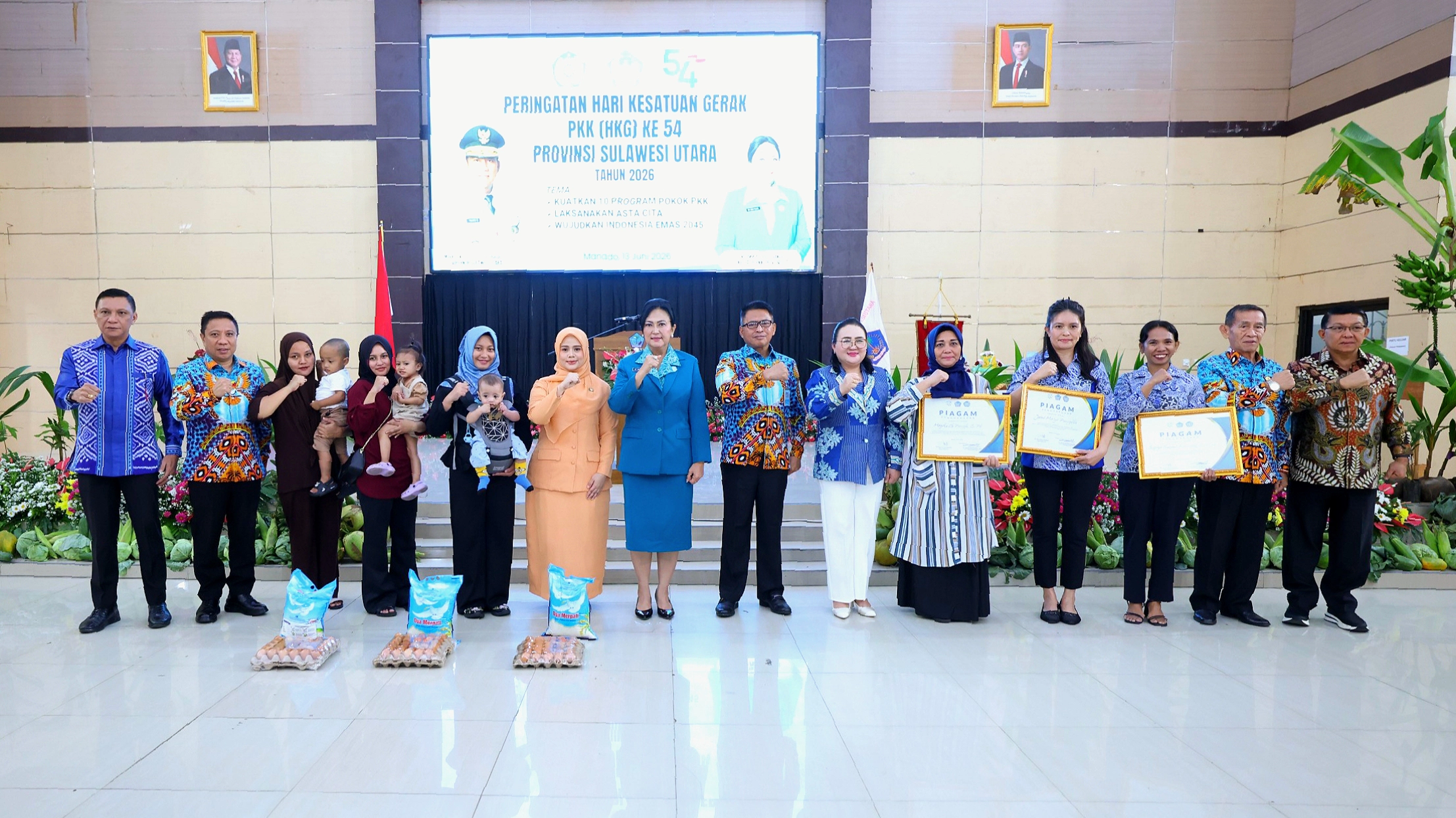 Ketua TP-PKK Sulut Ny. Anik Yulius Selvanus bersama Sekdaprov Tahlis Gallang dalam Peringatan HKG PKK ke-54 di Graha Gubernuran Bumi Beringin, Manado, Sabtu (13/6/2026). Momentum ini menjadi panggung transformasi kader menuju Indonesia Emas 2045. (Foto: Dok. Humas Pemprov Sulut)