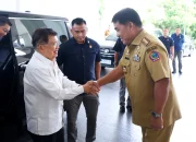 Gubernur Sulawesi Utara, Mayjen TNI (Purn) Yulius Selvanus SE saat menyambut kedatangan Ketua Umum Palang Merah Indonesia (PMI) Pusat, Muhammad Jusuf Kalla dalam rangka Pelantikan Dewan dan Pengurus PMI Sulut di Wisma Negara Bumi Beringin, Manado, Senin (15/6/2026). (Foto: Istimewa)