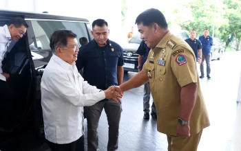 Gubernur Sulawesi Utara, Mayjen TNI (Purn) Yulius Selvanus SE saat menyambut kedatangan Ketua Umum Palang Merah Indonesia (PMI) Pusat, Muhammad Jusuf Kalla dalam rangka Pelantikan Dewan dan Pengurus PMI Sulut di Wisma Negara Bumi Beringin, Manado, Senin (15/6/2026). (Foto: Istimewa)