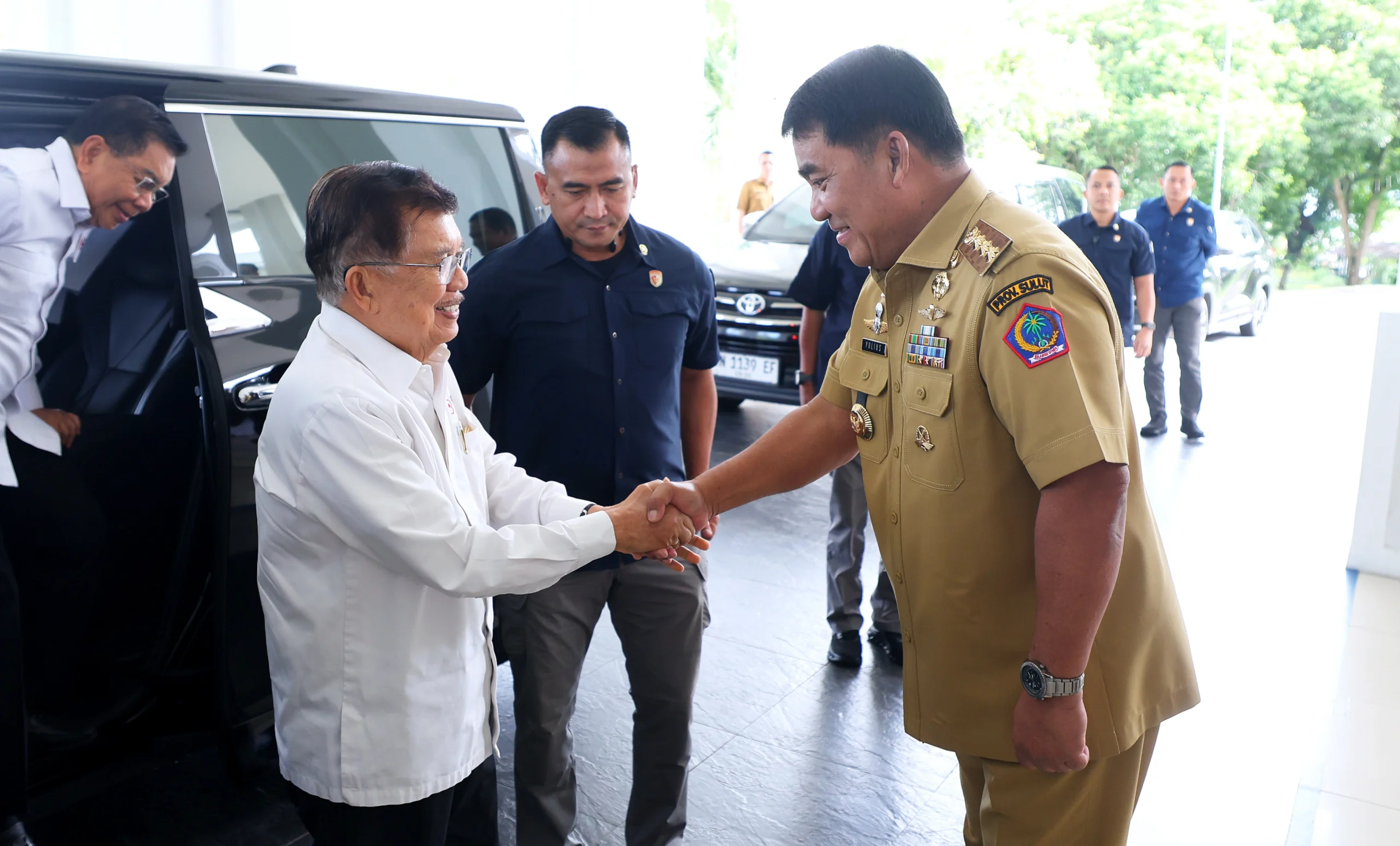 Gubernur Sulawesi Utara, Mayjen TNI (Purn) Yulius Selvanus SE saat menyambut kedatangan Ketua Umum Palang Merah Indonesia (PMI) Pusat, Muhammad Jusuf Kalla dalam rangka Pelantikan Dewan dan Pengurus PMI Sulut di Wisma Negara Bumi Beringin, Manado, Senin (15/6/2026). (Foto: Istimewa)