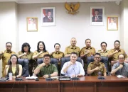 Pimpinan dan Anggota DPRD Sulawesi Utara berfoto bersama jajaran eksekutif Pemerintah Provinsi Sulut usai rapat koordinasi finalisasi penyempurnaan Ranperda RTRW 2025–2045 di Ruang Serbaguna DPRD Sulut, Selasa (9/6/2026). (Foto: Istimewa)
