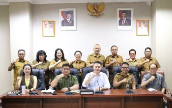 Pimpinan dan Anggota DPRD Sulawesi Utara berfoto bersama jajaran eksekutif Pemerintah Provinsi Sulut usai rapat koordinasi finalisasi penyempurnaan Ranperda RTRW 2025–2045 di Ruang Serbaguna DPRD Sulut, Selasa (9/6/2026). (Foto: Istimewa)