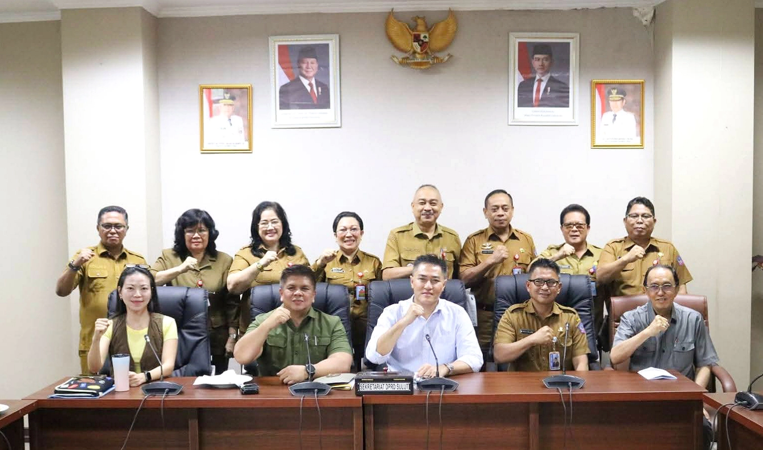 Pimpinan dan Anggota DPRD Sulawesi Utara berfoto bersama jajaran eksekutif Pemerintah Provinsi Sulut usai rapat koordinasi finalisasi penyempurnaan Ranperda RTRW 2025–2045 di Ruang Serbaguna DPRD Sulut, Selasa (9/6/2026). (Foto: Istimewa)