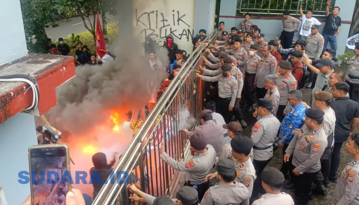 Soroti Kebijakan Pusat hingga Isu Lokal, Demo Aliansi Mahasiswa di DPRD Sulut Berakhir Ricuh
