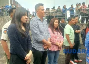 Wakil Ketua DPRD Sulut, Royke Anter (tengah) bersama anggota DPRD Hillary Julia Tuwo (kiri) dan Jeane Laluyan (kanan), saat akan bersiap menyambut dan membuka ruang dialog dengan Aliansi Mahasiswa Sulawesi Utara yang akan menyampaikan aspirasi, Rabu (17/6/2026). (Foto: Ridho L Tobing)