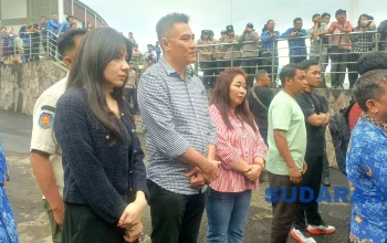 Wakil Ketua DPRD Sulut, Royke Anter (tengah) bersama anggota DPRD Hillary Julia Tuwo (kiri) dan Jeane Laluyan (kanan), saat akan bersiap menyambut dan membuka ruang dialog dengan Aliansi Mahasiswa Sulawesi Utara yang akan menyampaikan aspirasi, Rabu (17/6/2026). (Foto: Ridho L Tobing)