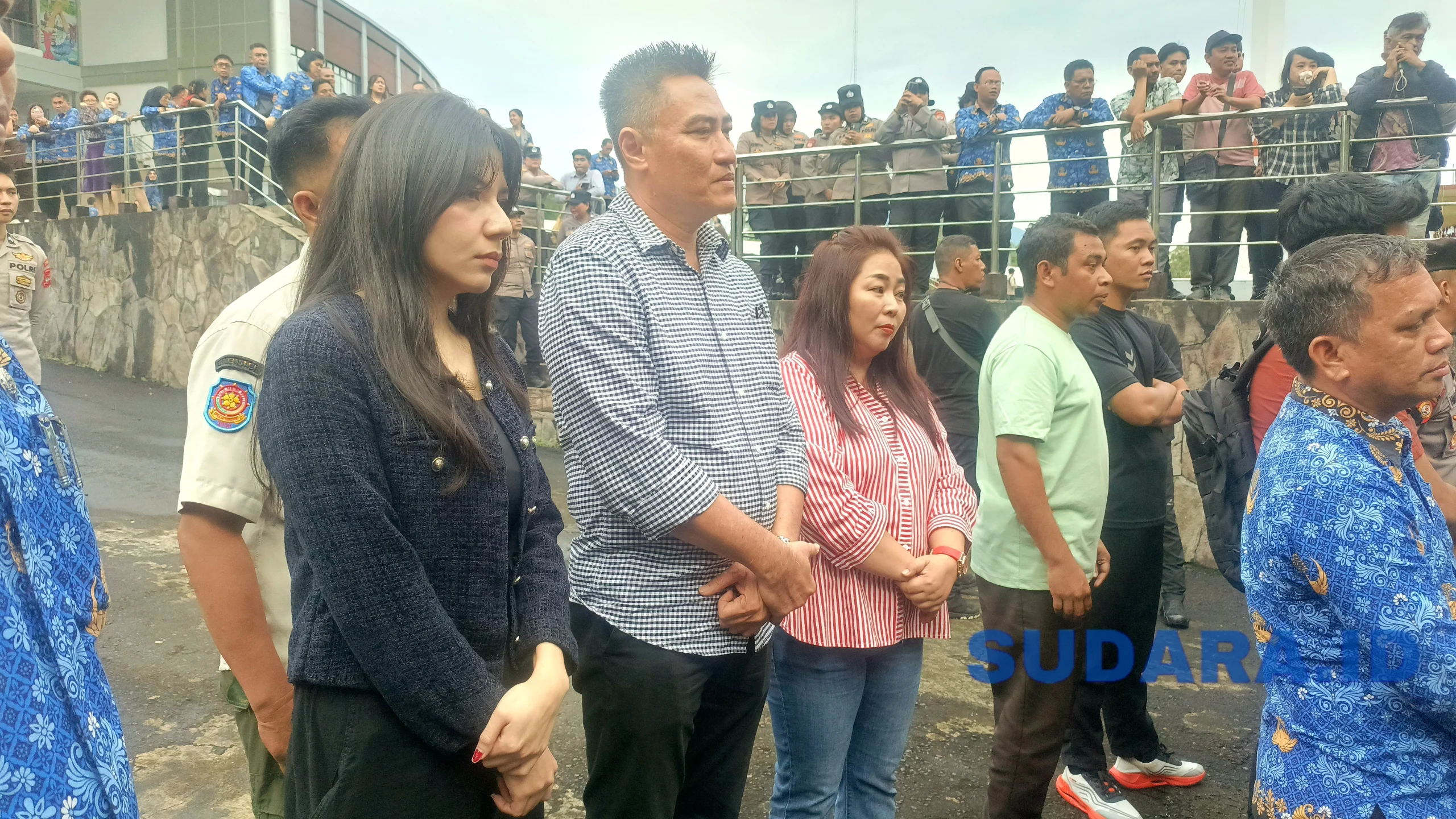 Wakil Ketua DPRD Sulut, Royke Anter (tengah) bersama anggota DPRD Hillary Julia Tuwo (kiri) dan Jeane Laluyan (kanan), saat akan bersiap menyambut dan membuka ruang dialog dengan Aliansi Mahasiswa Sulawesi Utara yang akan menyampaikan aspirasi, Rabu (17/6/2026). (Foto: Ridho L Tobing)