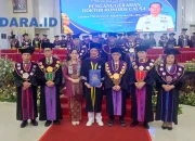 Wagub Lemhannas Laksdya TNI DR (H.C.) Erwin S. Aldedharma, S.E., M.M., M.Sc. didampingi sang istri tercinta, Ketua IKKT Pragati Wira Anggini Penghubung 02 Lemhanas RI, Ny. Ketty Erwin S Aldedharma, bersama Rektor beserta Senat Unsrat setelah resmi menyandang gelar Doktor Honoris Causa bidang Ilmu Kemaritiman, Jumat (19/6/2026). (Foto: Ridho L Tobing)
