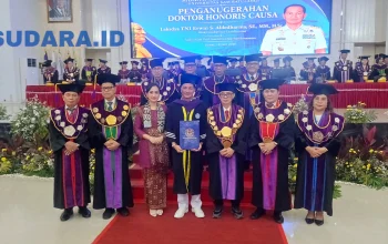 Wagub Lemhannas Laksdya TNI DR (H.C.) Erwin S. Aldedharma, S.E., M.M., M.Sc. didampingi sang istri tercinta, Ketua IKKT Pragati Wira Anggini Penghubung 02 Lemhanas RI, Ny. Ketty Erwin S Aldedharma, bersama Rektor beserta Senat Unsrat setelah resmi menyandang gelar Doktor Honoris Causa bidang Ilmu Kemaritiman, Jumat (19/6/2026). (Foto: Ridho L Tobing)