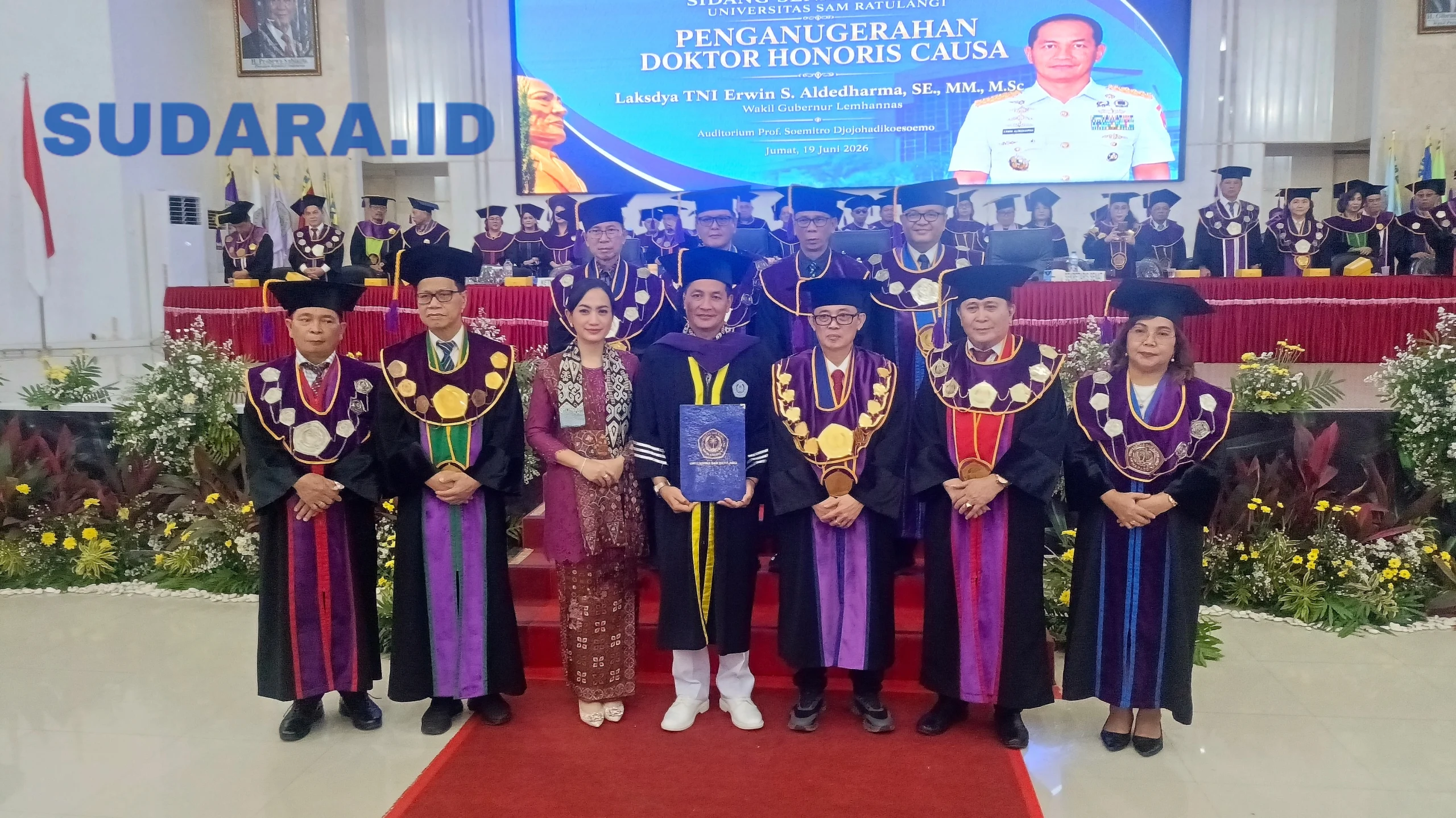 Wagub Lemhannas Laksdya TNI DR (H.C.) Erwin S. Aldedharma, S.E., M.M., M.Sc. didampingi sang istri tercinta, Ketua IKKT Pragati Wira Anggini Penghubung 02 Lemhanas RI, Ny. Ketty Erwin S Aldedharma, bersama Rektor beserta Senat Unsrat setelah resmi menyandang gelar Doktor Honoris Causa bidang Ilmu Kemaritiman, Jumat (19/6/2026). (Foto: Ridho L Tobing)
