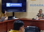 PERJUANGKAN PUTRA DAERAH: Wakil Ketua Komisi IV DPRD Sulut, Louis Schramm, saat meminta klarifikasi dari Kadisdikda Femmy Suluh mengenai masuknya siswa dari luar daerah lewat jalur prestasi SPMB SMA/SMK, Selasa. (Foto: Ridho L Tobing)
