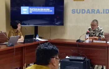 PERJUANGKAN PUTRA DAERAH: Wakil Ketua Komisi IV DPRD Sulut, Louis Schramm, saat meminta klarifikasi dari Kadisdikda Femmy Suluh mengenai masuknya siswa dari luar daerah lewat jalur prestasi SPMB SMA/SMK, Selasa. (Foto: Ridho L Tobing)