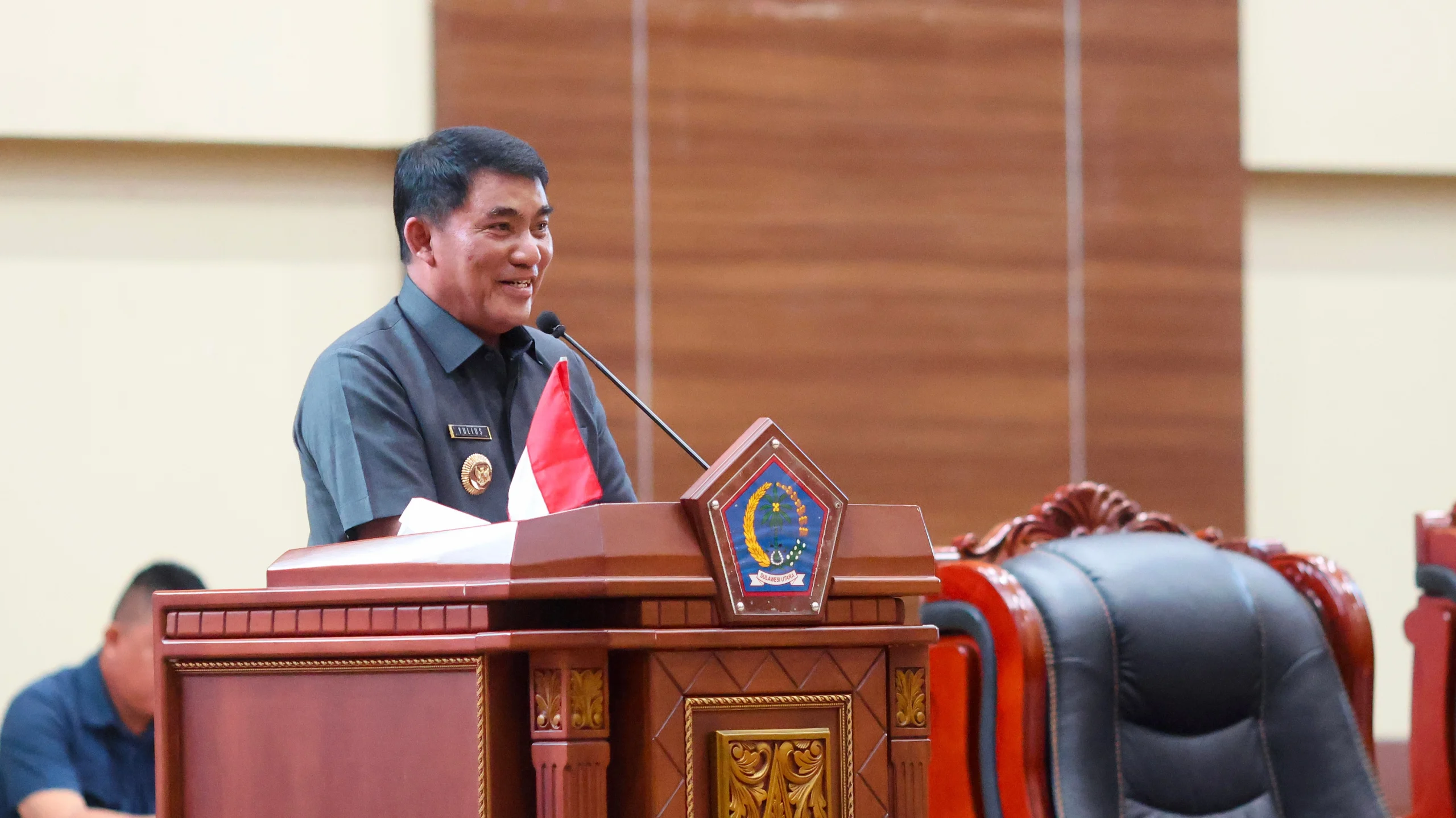 Gubernur Sulut Yulius Selvanus memaparkan kinerja keuangan daerah TA 2025 pada Rapat Paripurna DPRD Provinsi Sulawesi Utara di Manado, Selasa (23/6/2026). Di bawah kepemimpinannya, Pemprov Sulut berhasil menjaga ketahanan fiskal secara sehat dan akuntabel di tengah efisiensi belanja nasional. (Foto: Istimewa)