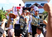 Gubernur Sulut Mayjen TNI (Purn) Yulius Selvanus SE saat menemui ratusan massa Koalisi Mapalus Pragib di halaman Kantor Gubernur, Kamis (25/6/2026). (Foto: Istimewa)