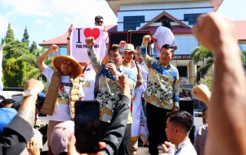 Gubernur Sulut Mayjen TNI (Purn) Yulius Selvanus SE saat menemui ratusan massa Koalisi Mapalus Pragib di halaman Kantor Gubernur, Kamis (25/6/2026). (Foto: Istimewa)