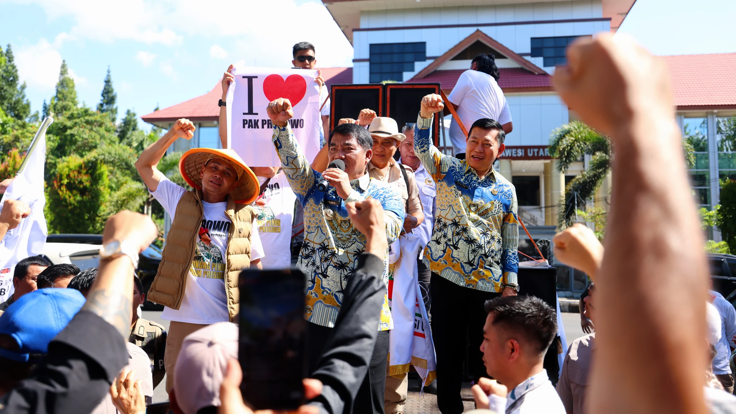 Gubernur Sulut Mayjen TNI (Purn) Yulius Selvanus SE saat menemui ratusan massa Koalisi Mapalus Pragib di halaman Kantor Gubernur, Kamis (25/6/2026). (Foto: Istimewa)