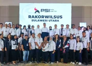 Jajaran pengurus DPP dan DPW PSI Sulut berfoto bersama belasan tokoh lintas profesi yang resmi bergabung dalam Rakorwilsus PSI Sulut di Manado, Jumat (26/6/2026). (Foto: Istimewa)