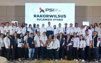 Jajaran pengurus DPP dan DPW PSI Sulut berfoto bersama belasan tokoh lintas profesi yang resmi bergabung dalam Rakorwilsus PSI Sulut di Manado, Jumat (26/6/2026). (Foto: Istimewa)