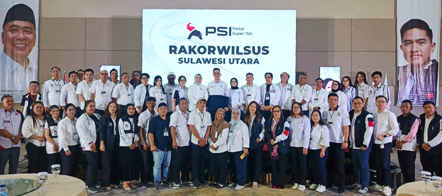 Jajaran pengurus DPP dan DPW PSI Sulut berfoto bersama belasan tokoh lintas profesi yang resmi bergabung dalam Rakorwilsus PSI Sulut di Manado, Jumat (26/6/2026). (Foto: Istimewa)