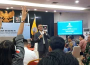 Menteri Luar Negeri RI Sugiono saat memberikan kuliah umum bertajuk "Diplomasi Indonesia Di Tengah Dinamika Global" di Gedung Rektorat Unsrat Manado, Jumat (26/6). Acara ini menjadi ruang diskusi inspiratif bagi generasi muda dalam menyongsong tantangan internasional. (Foto: Istimewa)