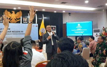 Menteri Luar Negeri RI Sugiono saat memberikan kuliah umum bertajuk "Diplomasi Indonesia Di Tengah Dinamika Global" di Gedung Rektorat Unsrat Manado, Jumat (26/6). Acara ini menjadi ruang diskusi inspiratif bagi generasi muda dalam menyongsong tantangan internasional. (Foto: Istimewa)