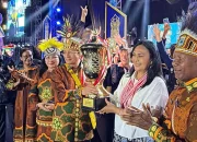 JUARA UMUM: Ketua Umum LPPD Sulut, Anik Yulius Selvanus, saat menerima Piala Bergilir Presiden RI dan Piala Menteri Agama pada penutupan Pesparawi Nasional XIV di Manokwari, Papua Barat, Minggu (28/06/2026). (Foto: Dok. Istimewa/SUDARA.ID)