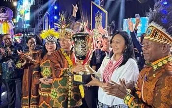 JUARA UMUM: Ketua Umum LPPD Sulut, Anik Yulius Selvanus, saat menerima Piala Bergilir Presiden RI dan Piala Menteri Agama pada penutupan Pesparawi Nasional XIV di Manokwari, Papua Barat, Minggu (28/06/2026). (Foto: Dok. Istimewa/SUDARA.ID)