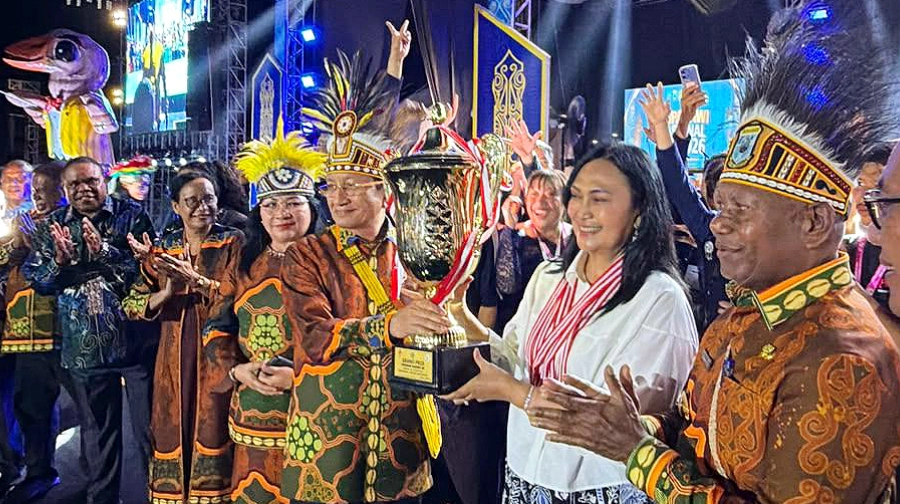 JUARA UMUM: Ketua Umum LPPD Sulut, Anik Yulius Selvanus, saat menerima Piala Bergilir Presiden RI dan Piala Menteri Agama pada penutupan Pesparawi Nasional XIV di Manokwari, Papua Barat, Minggu (28/06/2026). (Foto: Dok. Istimewa/SUDARA.ID)