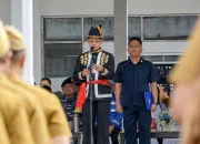 Walikota Bitung Hengky Honandar, S.E., saat menyampaikan pidato menteri mengenai pentingnya peran ayah mengasuh anak pada Upacara Harganas ke-33 di Lapangan Kantor Walikota, Senin (29/6/2026). (Foto: Istimewa)