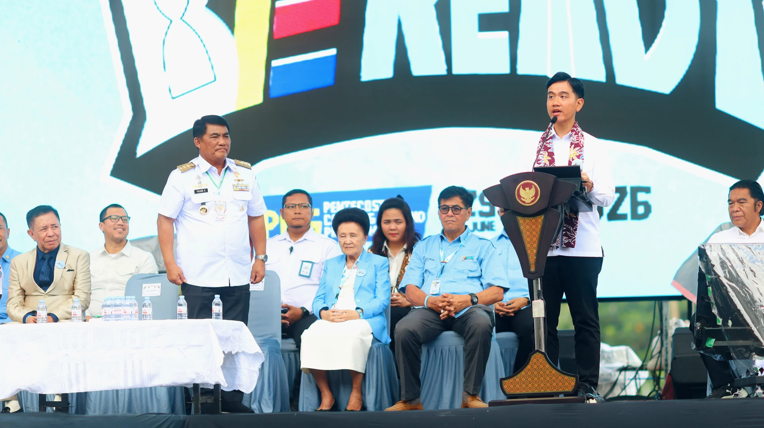Momen kebersamaan Wapres Gibran Rakabuming dan Gubernur Sulut Yulius Selvanus dalam pembukaan Perkemahan Pemuda GPdI Sulut di Desa Pinilih, Minahasa Utara, Senin (29/6/2026). (Foto: Istimewa)