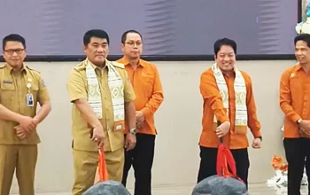 Wakil Kepala BPS RI Sonny Harry Budiutomo (kiri) memberikan apresiasi langsung kepada Gubernur Sulut Yulius Selvanus (kanan) atas kesiapan administrasi Sensus Ekonomi 2026 Sulawesi Utara yang berhasil menjadi salah satu yang terbaik dan tercepat di tingkat nasional, Selasa (30/6/2026). (Foto: Istimewa)