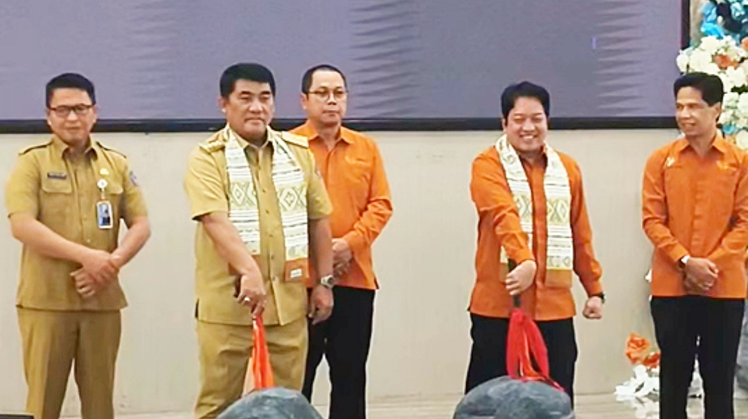Wakil Kepala BPS RI Sonny Harry Budiutomo (kiri) memberikan apresiasi langsung kepada Gubernur Sulut Yulius Selvanus (kanan) atas kesiapan administrasi Sensus Ekonomi 2026 Sulawesi Utara yang berhasil menjadi salah satu yang terbaik dan tercepat di tingkat nasional, Selasa (30/6/2026). (Foto: Istimewa)