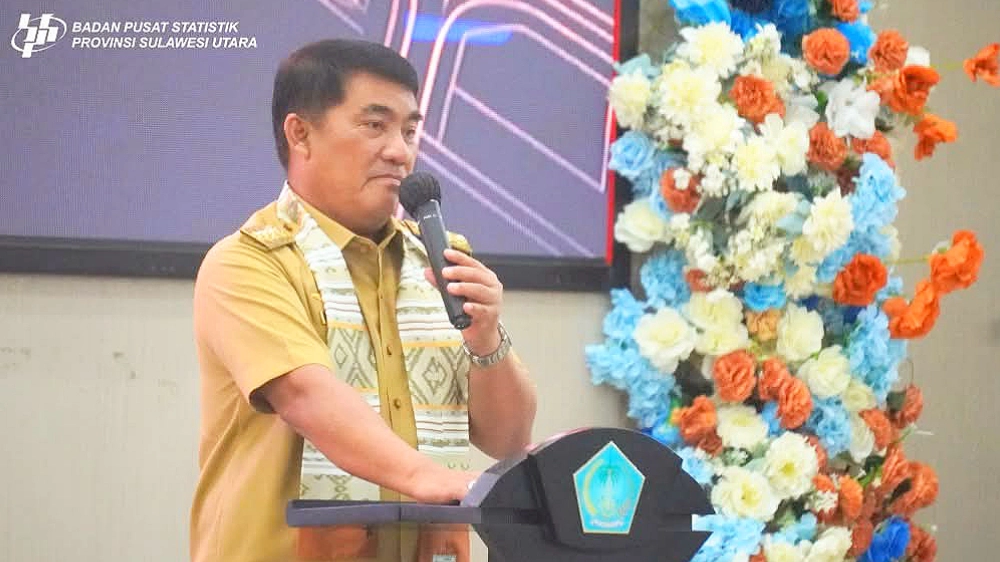 Gubernur Sulut Yulius Selvanus saat memberikan arahan dalam Pencanangan Sensus Ekonomi 2026 di Kantor Gubernur, Manado, Selasa (30/6/2026). Yulius menegaskan angka statistik merupakan "rapor" objektif untuk mengukur kinerja pembangunan daerah. (Foto: Istimewa)