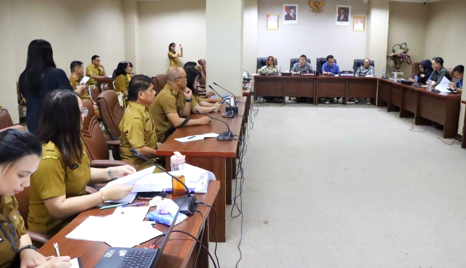 Rapat pembahasan Rancangan Peraturan Daerah (Ranperda) tentang Penyelenggaraan Perizinan Berusaha di DPRD Sulut. (Foto: Istimewa)