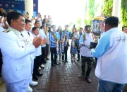 JUARA UMUM: Gubernur Sulawesi Utara, Mayjen TNI (Purn) Yulius Selvanus SE didampingi Wakil Gubernur Dr J Victor Mailangkay SH MH, saat menyambut haru kedatangan Piala Bergilir Presiden RI yang berhasil diboyong Kontingen LPPD Sulut sebagai Juara Umum Pesparawi Nasional XIV 2026 di Graha Gubernuran Bumi Beringin, Manado, Rabu (1/7/2026). (Foto: Istimewa)