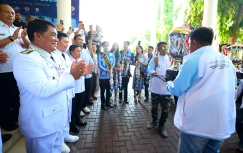 JUARA UMUM: Gubernur Sulawesi Utara, Mayjen TNI (Purn) Yulius Selvanus SE didampingi Wakil Gubernur Dr J Victor Mailangkay SH MH, saat menyambut haru kedatangan Piala Bergilir Presiden RI yang berhasil diboyong Kontingen LPPD Sulut sebagai Juara Umum Pesparawi Nasional XIV 2026 di Graha Gubernuran Bumi Beringin, Manado, Rabu (1/7/2026). (Foto: Istimewa)