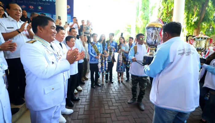 Boyong Trofi Juara Umum Pesparawi 2026, Gubernur Yulius Sambut Haru Kontingen LPPD Sulut