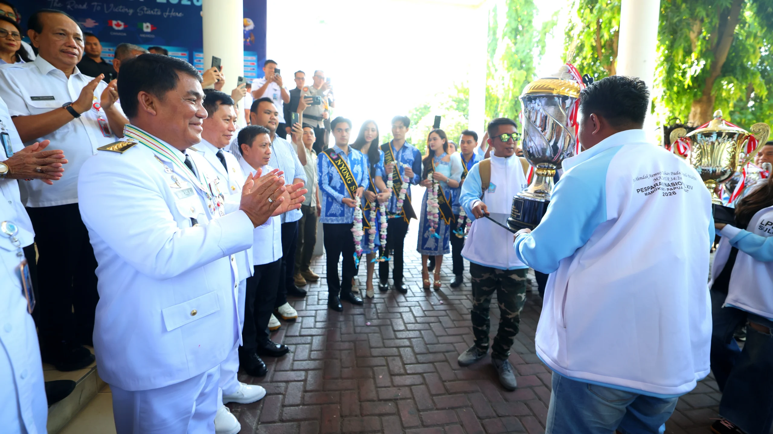 JUARA UMUM: Gubernur Sulawesi Utara, Mayjen TNI (Purn) Yulius Selvanus SE didampingi Wakil Gubernur Dr J Victor Mailangkay SH MH, saat menyambut haru kedatangan Piala Bergilir Presiden RI yang berhasil diboyong Kontingen LPPD Sulut sebagai Juara Umum Pesparawi Nasional XIV 2026 di Graha Gubernuran Bumi Beringin, Manado, Rabu (1/7/2026). (Foto: Istimewa)