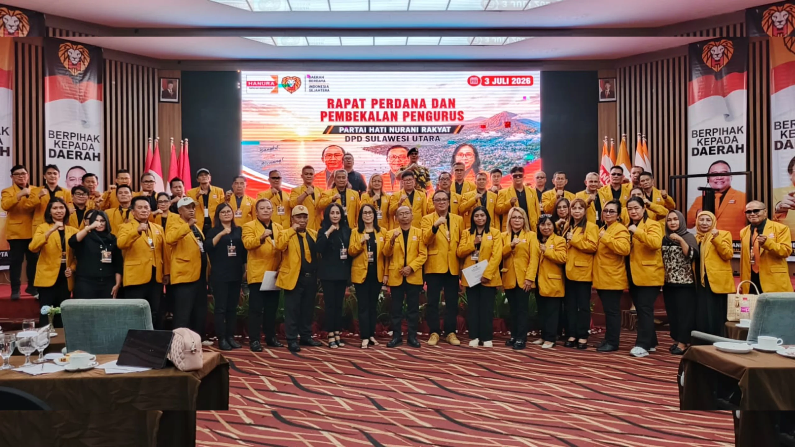PANASKAN MESIN PARTAI: Seluruh jajaran pengurus DPD dan Korcab Hanura se-Sulut mengabadikan momen bersama pada agenda konsolidasi internal di Hotel Aryaduta Manado, Jumat (3/7/2026). (Foto: Istimewa)