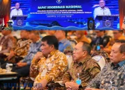 Gubernur Sulut Yulius Selvanus menyimak dengan seksama pemaparan program prioritas dalam Rakornas KKP 2026. Langkah proaktif ini diambil guna memastikan potensi kelautan Sulawesi Utara bergerak cepat menyokong kebutuhan protein pangan nasional dan membawa modernisasi bagi nelayan lokal. (Foto: Istimewa/Dok. SUDARA.ID)