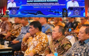 Gubernur Sulut Yulius Selvanus menyimak dengan seksama pemaparan program prioritas dalam Rakornas KKP 2026. Langkah proaktif ini diambil guna memastikan potensi kelautan Sulawesi Utara bergerak cepat menyokong kebutuhan protein pangan nasional dan membawa modernisasi bagi nelayan lokal. (Foto: Istimewa/Dok. SUDARA.ID)