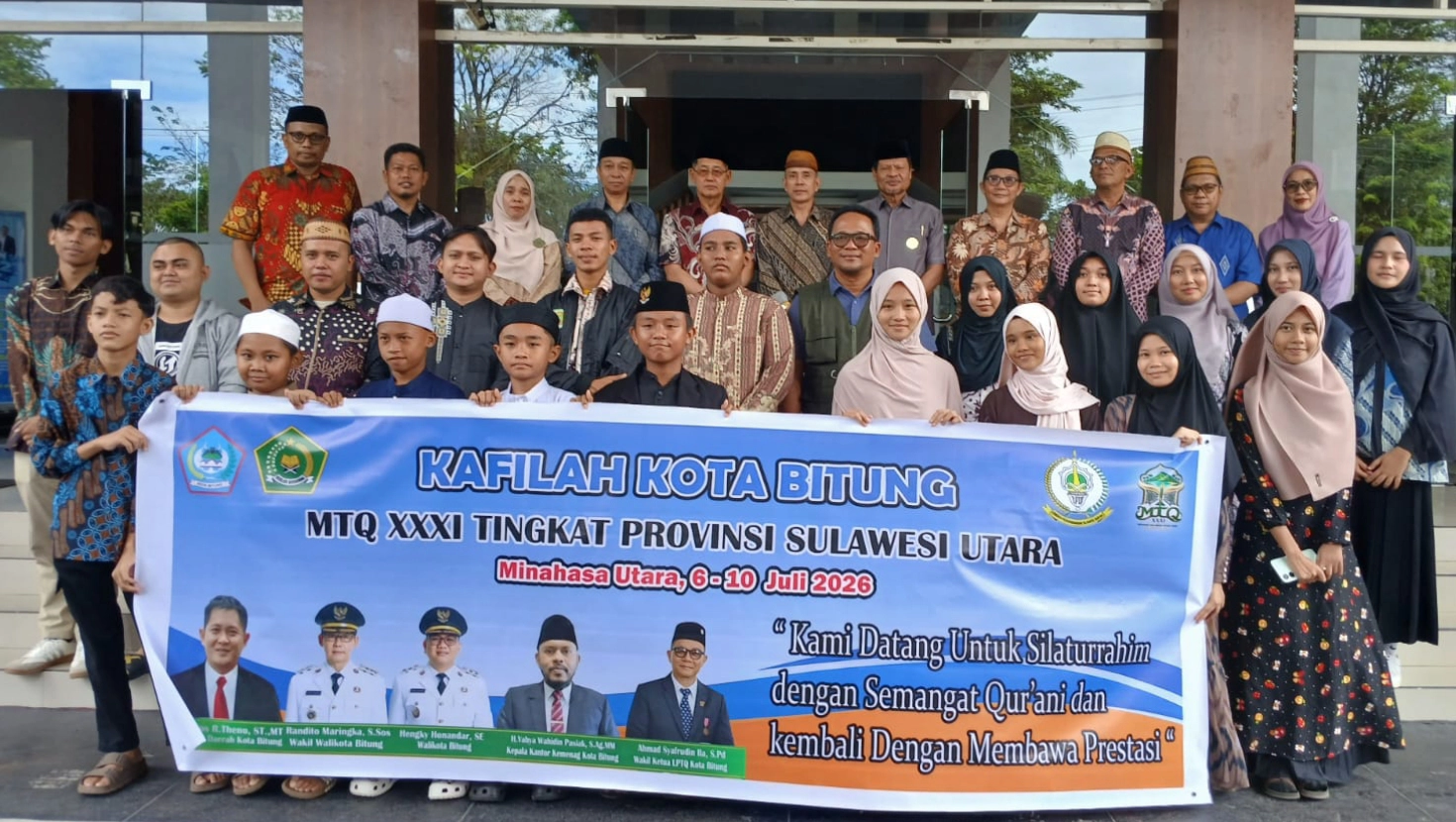Walikota Bitung Hengky Honandar bersama jajaran LPTQ dan para duta Al-Qur'an dalam acara pelepasan Kafilah MTQ XXXI Kota Bitung menuju tingkat Provinsi Sulut, Minggu (5/7). (Foto: Istimewa)