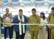 Walikota Bitung Hengky Honandar SE didampingi Wakil Walikota Randito Maringka S Sos, saat meresmikan RS Bitung Health Center melalui prosesi gunting pita, Senin (6/7/2026). Fasilitas ini diharapkan mampu memperkuat layanan medis yang humanis bagi warga. (Foto: Istimewa)