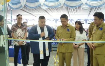 Walikota Bitung Hengky Honandar SE didampingi Wakil Walikota Randito Maringka S Sos, saat meresmikan RS Bitung Health Center melalui prosesi gunting pita, Senin (6/7/2026). Fasilitas ini diharapkan mampu memperkuat layanan medis yang humanis bagi warga. (Foto: Istimewa)