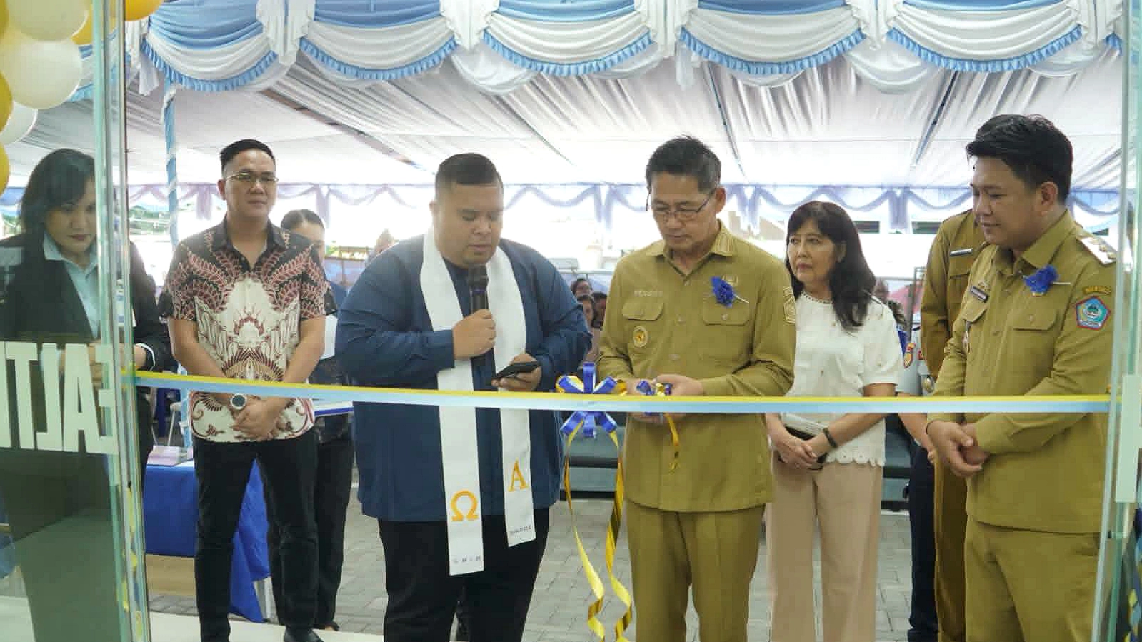 Walikota Bitung Hengky Honandar SE didampingi Wakil Walikota Randito Maringka S Sos, saat meresmikan RS Bitung Health Center melalui prosesi gunting pita, Senin (6/7/2026). Fasilitas ini diharapkan mampu memperkuat layanan medis yang humanis bagi warga. (Foto: Istimewa)