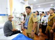 Gubernur Sulut, Mayjen TNI (Purn) Yulius Selvanus SE didampingi Ketua TP PKK Sulut, Ny Anik Yulius Selvanus saat meninjau langsung fasilitas layanan Hemodialisis UPTD Rumah Sakit Manembo-nembo (RSMN) Tipe C Bitung, dipandu langsung oleh Direktur Dr. dr. Nicolas Chally Tirayoh, M.Kes, FISQua, Senin (6/7/2026). (Foto: Istimewa)