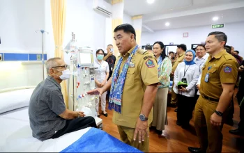Gubernur Sulut, Mayjen TNI (Purn) Yulius Selvanus SE didampingi Ketua TP PKK Sulut, Ny Anik Yulius Selvanus saat meninjau langsung fasilitas layanan Hemodialisis UPTD Rumah Sakit Manembo-nembo (RSMN) Tipe C Bitung, dipandu langsung oleh Direktur Dr. dr. Nicolas Chally Tirayoh, M.Kes, FISQua, Senin (6/7/2026). (Foto: Istimewa)