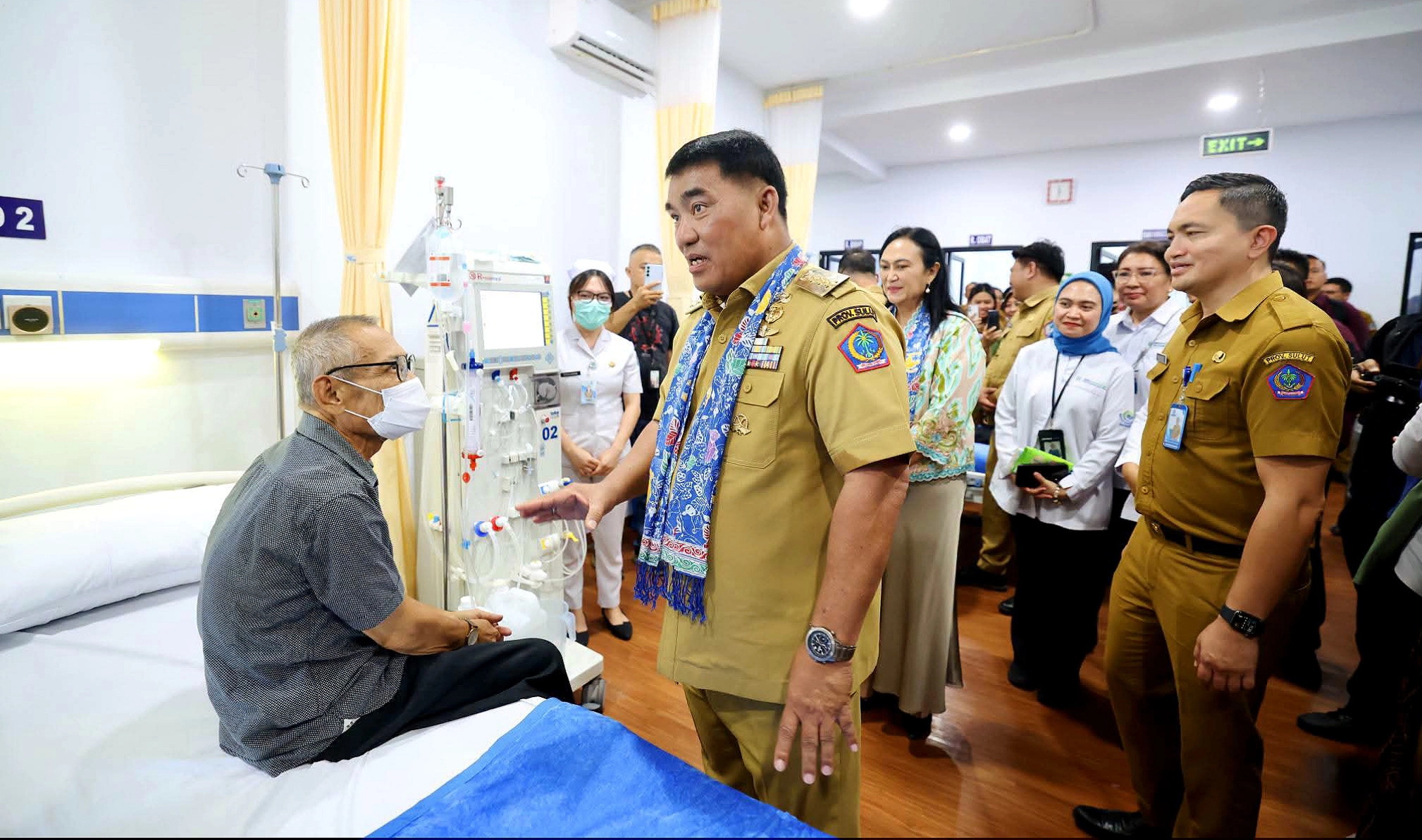 Gubernur Sulut, Mayjen TNI (Purn) Yulius Selvanus SE didampingi Ketua TP PKK Sulut, Ny Anik Yulius Selvanus saat meninjau langsung fasilitas layanan Hemodialisis UPTD Rumah Sakit Manembo-nembo (RSMN) Tipe C Bitung, dipandu langsung oleh Direktur Dr. dr. Nicolas Chally Tirayoh, M.Kes, FISQua, Senin (6/7/2026). (Foto: Istimewa)