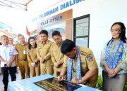 Gubernur Sulut, Mayjend TNI (Purn) Yulius Selvanus SE didampingi Ketua TP PKK Sulut, Ny. Anik Yulius Selvanus saat meresmikan Unit Pelayanan Hemodialisis UPTD Rumah Sakit Manembo-nembo (RSMN) Tipe C Bitung, disaksikan oleh Walikota Bitung, Hengky Honandar SE dan Wakil Walikota Randito Maringka S Sos, bersama Direktur RSUD Manembo-Nembo, Dr. dr. Nicolas Chally Tirayoh, M.Kes, FISQua. (Foto: Istimewa)