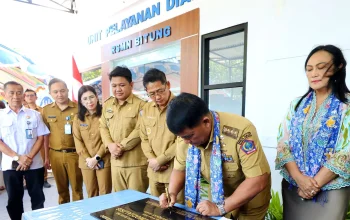 Gubernur Sulut, Mayjend TNI (Purn) Yulius Selvanus SE didampingi Ketua TP PKK Sulut, Ny. Anik Yulius Selvanus saat meresmikan Unit Pelayanan Hemodialisis UPTD Rumah Sakit Manembo-nembo (RSMN) Tipe C Bitung, disaksikan oleh Walikota Bitung, Hengky Honandar SE dan Wakil Walikota Randito Maringka S Sos, bersama Direktur RSUD Manembo-Nembo, Dr. dr. Nicolas Chally Tirayoh, M.Kes, FISQua. (Foto: Istimewa)